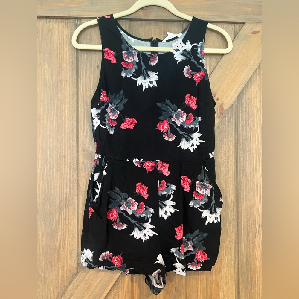 BB Dakota floral romper women’s small